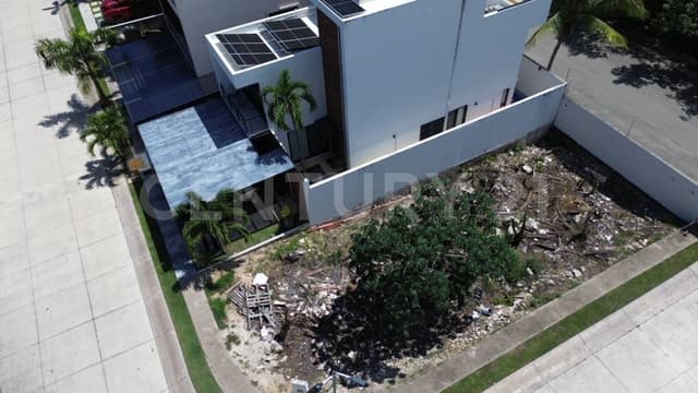 Terreno en venta en el Fraccionamiento El Encuentro en Playa del Carmen
