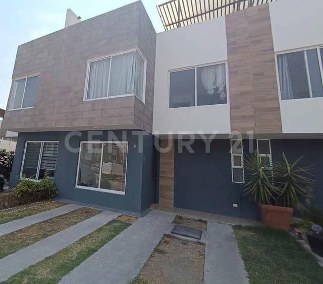 Renta casa en condominio atrás de Plaza San Diego, Puebla.