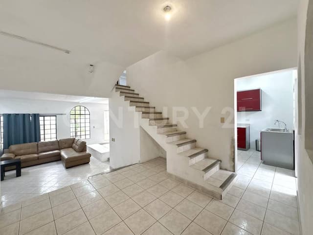 Casa Grande en Venta con Local Comercial