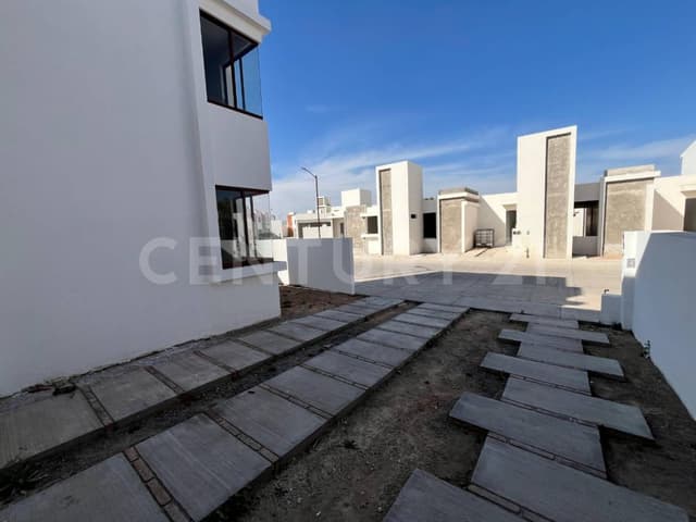 Casa en Venta en Fracc Ribera del Río, San Juan del Río| Amplio Espacio y Jardín
