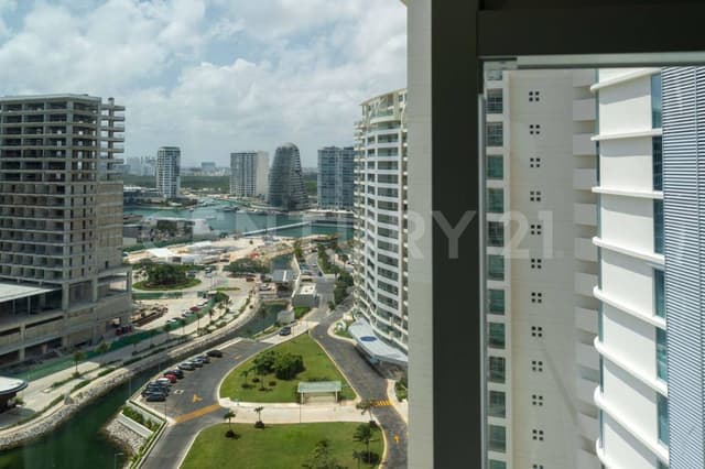 Departamento de lujo frente al mar en piso alto en SLS Cancún SVM0525