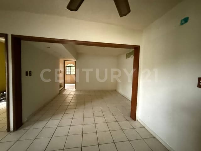 VENTA DE TERRENO CON 2 CONSTRUCCIONES