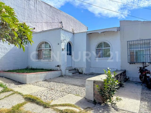 En Chapala, casa recién REMODELADA en una planta, bien ubicada, cerca de todo