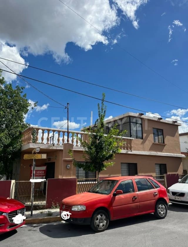 CASA EN VENTA EN COL. VALLE DEL HUAJUCO EN MONTERREY