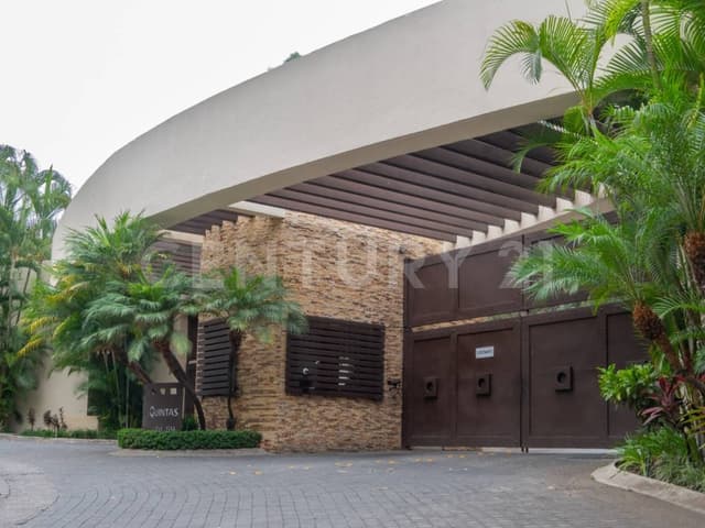 Residencia en venta exclusivo fraccionamiento con casa club Cuernavaca