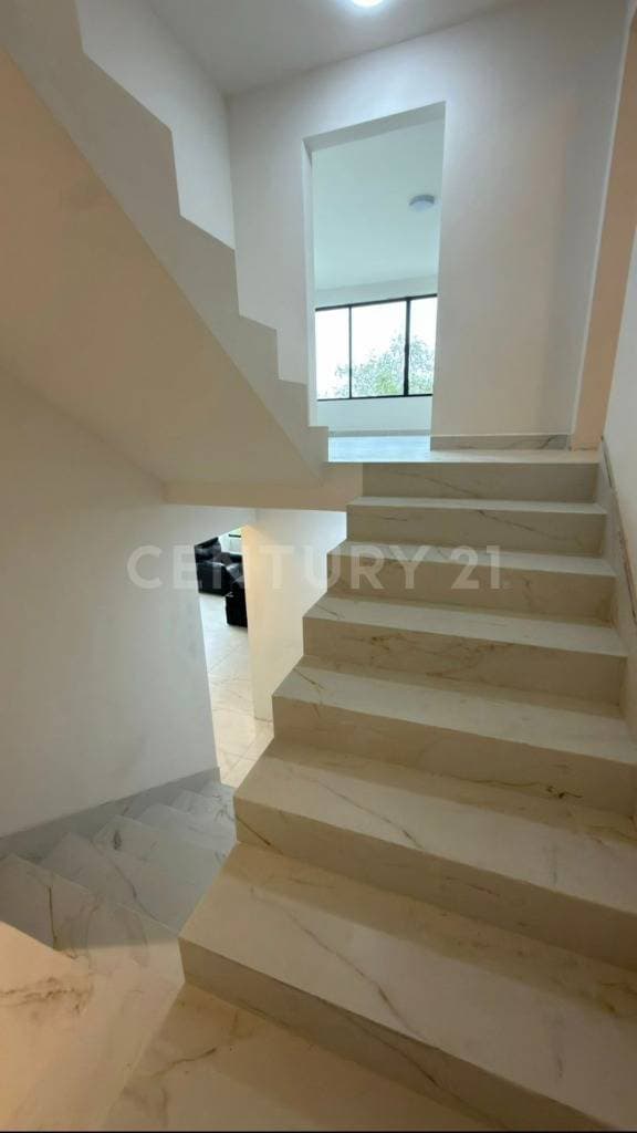 CASA EN VENTA REMODELADA EN COL. COLINAS DE SAN JERONIMO EN MONTERREY