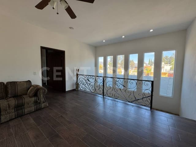 Casa Amplia y muy bien ubicada en la Av Pepe Guizar en Chapala.