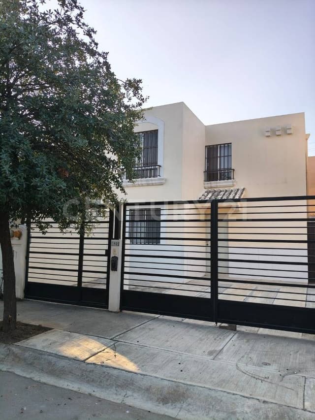 CASA EN RENTA EN MITRAS PONIENTE