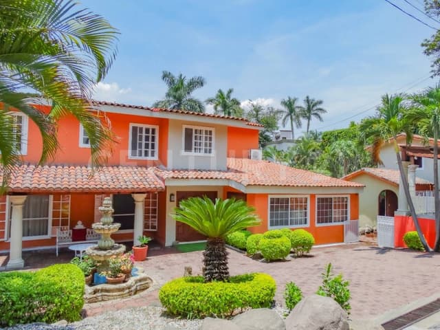 CASA EN PRIVADA TZOMPANTLE AV. PALMIRA, MORELOS