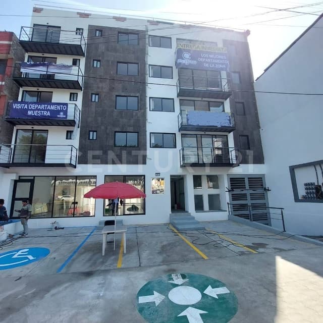 Frente a Mercado Gabriel Hernández