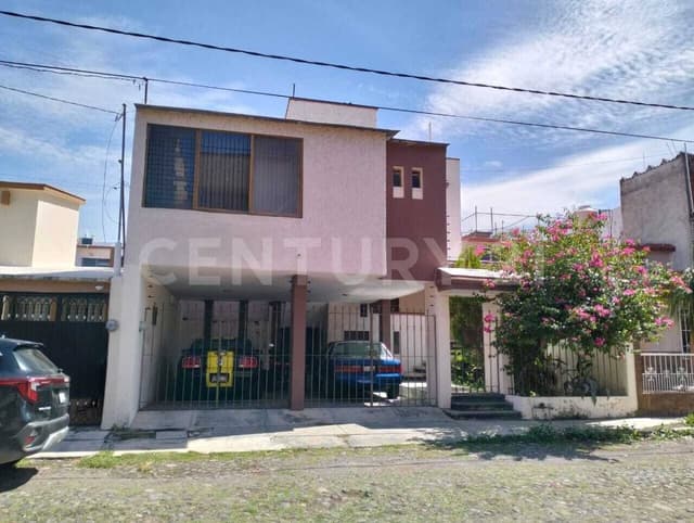 Se vende casa en Huertas del Sol de 2 niveles