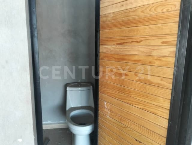 2 Locales en Renta en Paseo Tollocan en Metepec