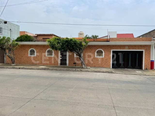 Se vende casa en Solorzano cerca del Mercado Puerto México, Coatzacoalcos, Ver.
