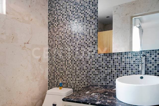 Propiedad de 3 departamentos y alberca en el Centro Playa Del Carmen P3112