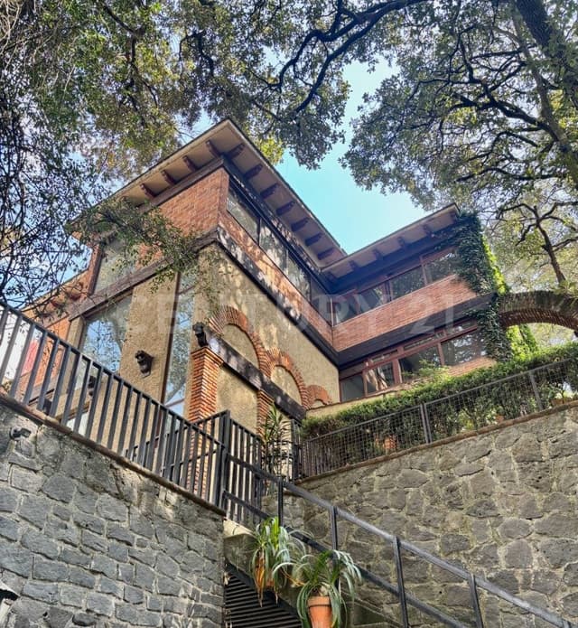 Residencia con amplios espacios y entorno arbolado en Álvaro Obregón