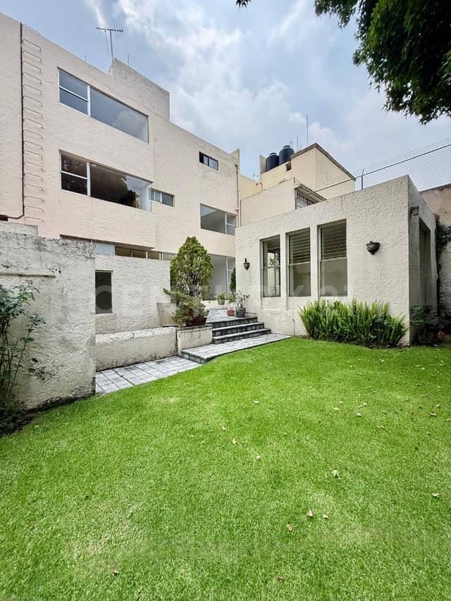 Casa Grande en Venta – Amplios Espacios y Excelente Ubicación