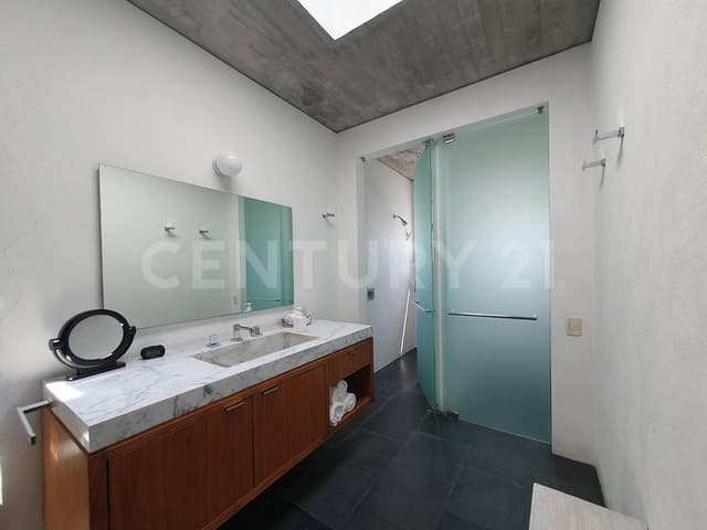 CASA VENTA EN EL CENTRO DE VALLE DE BRAVO CON VISTA AL LAGO