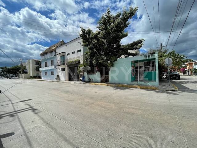 Propiedad en esquina uso mixto comercial en Playa del Carmen