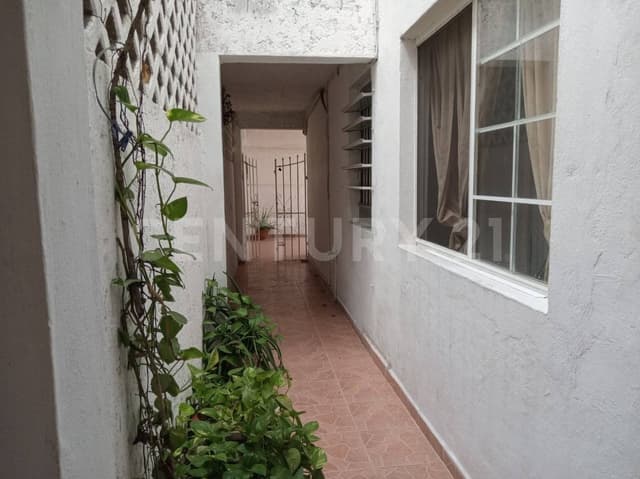 CASA EN VENTA CON 2 LOCALES EN ZONA CENTRICA DE CANCÚN