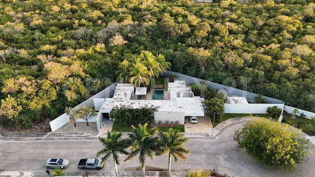 Casa en venta con 1,121 M2 de Terreno en Privada Residencial, Mérida Yucatán.