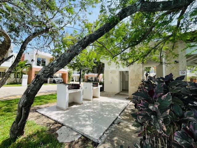 Amplia Casa en Renta en Selvanova en Playa del Carmen P4603