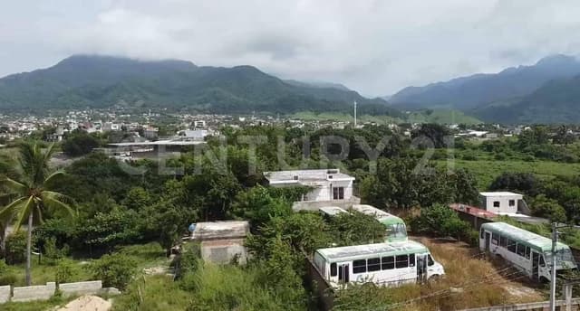 Amplia casa de 3 niveles con vistas panorámicas en Lomas de Enmedio