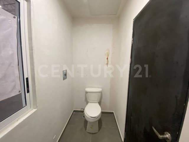 Local en renta en Plaza Multicomercial en Prados de Santa Rosa