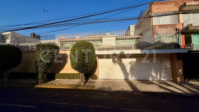Casa en VENTA, a media calle de Montevideo.