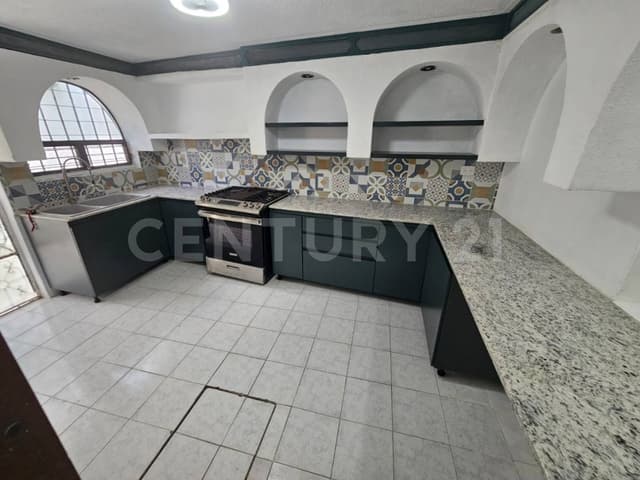 Casa en venta de 2 niveles y 4 habitaciones en Mérida, Yucatán.