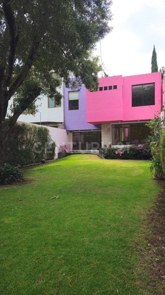 Casa con amplisimo jardin en Fracc Loma de Guadalupe