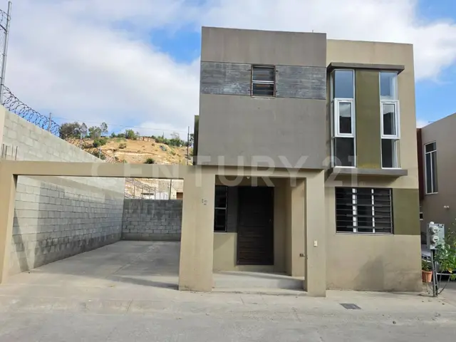 CASA EN RENTA EN FRACC ALTITUD 52 (CERCA DE PLAZA DE MACROPLAZA)