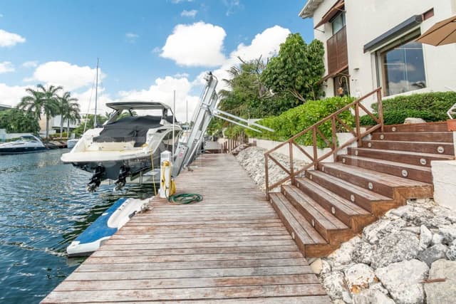 ¡Venta de casa con MARINA PROPIA en Puerto Cancún! Cancún, Q. Roo OFC03223