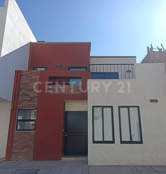 Moderna Residencia en Campo de Golf. ¡Oportunidad Única!