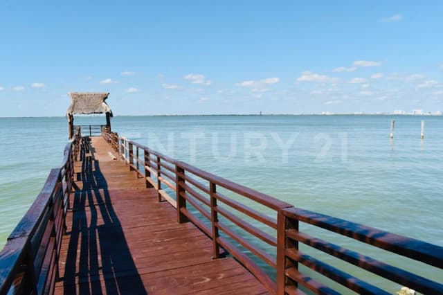 Casa en Venta en Isla Dorada, con Muelle y Alberca, Cancún C3220