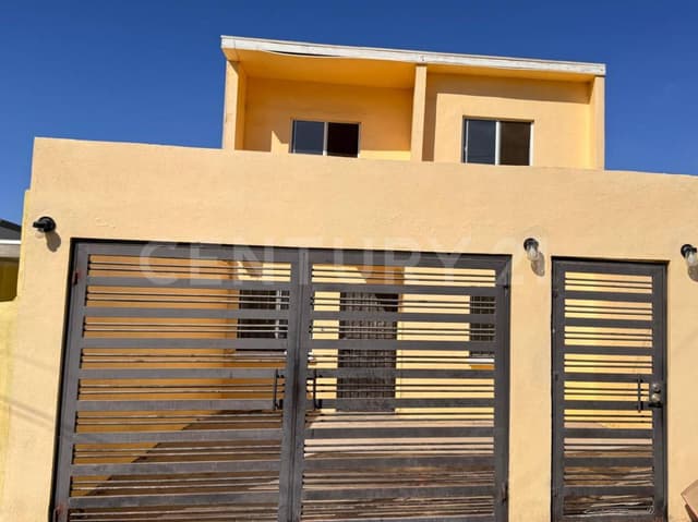 CASA EN VENTA EN FRACCIONAMIENTO VALLE DORADO SECCIÓN LAGOS, ENSENADA B.C.