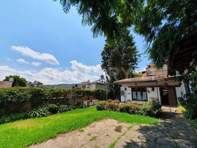 CASA EN VENTA CERCA DEL CENTRO DE VALLE DE BRAVO