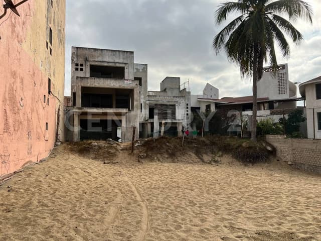 Terreno con construcción a pie de playa en Venta