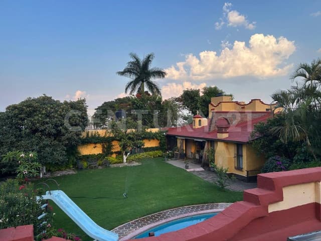 Exclusiva Propiedad con 3 Casas y Alberca en Zona Dorada