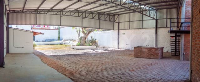 Bodega espaciosa con área comercial lista para tu negocio