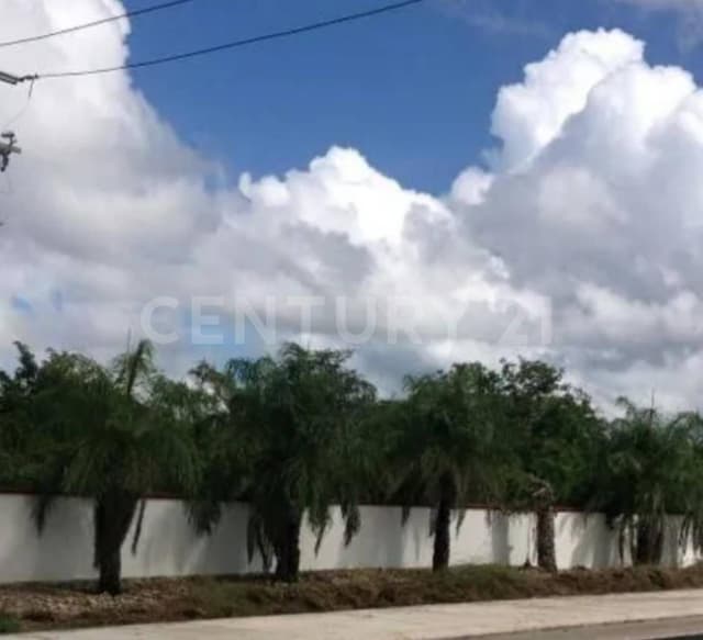 VENTA TERRENO (2,184 m2), frente al CLUB DE POLO, sobre carretera Mérida-Kikteil