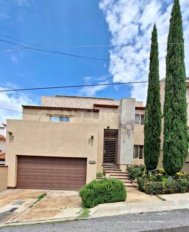 SE VENDE RECIDENCIA CON ALBERCA POR FASHION MALL