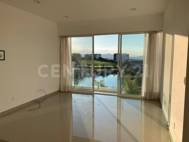 Con espectacular vista al Campo de Golf