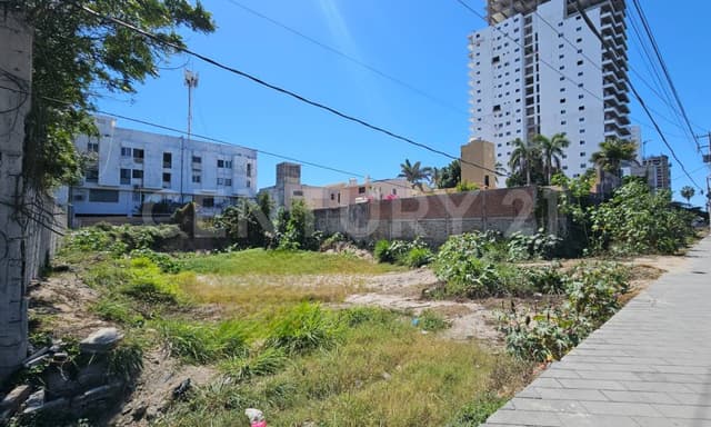 Terreno a una cuadra del Malecón