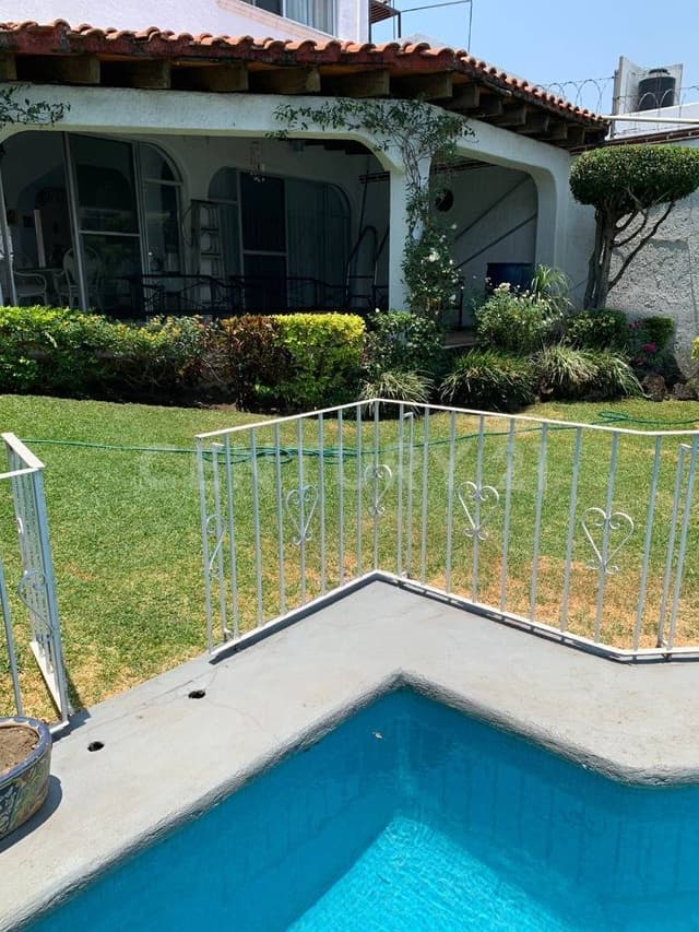 Casa con alberca en privada con seguridad, Prados de Cuernavaca