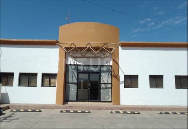 Se renta local con oficinas