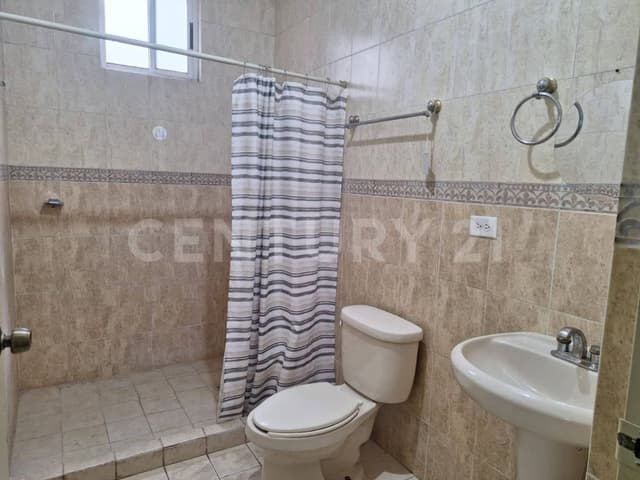 CASA EN RENTA EN CUMBRES 1ER SECTOR.