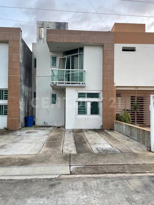 Venta de Casa en punta del mar sobre avenida principal