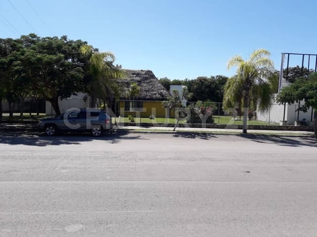 Lote con uso de suelo Comercial en Playa del Carmen P2609