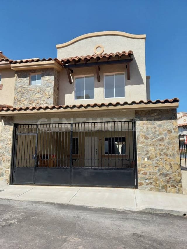 SE RENTA CASA EN REAL MADEIRA CON EXCEDENTE DE TERRENO.