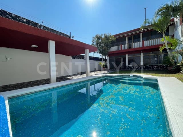 Casa con alberca y bungalow independiente a una cuadra de Plan de Ayala